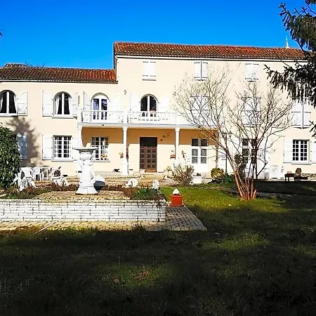 Le Clos Des Cedres Bed & Breakfast 3*