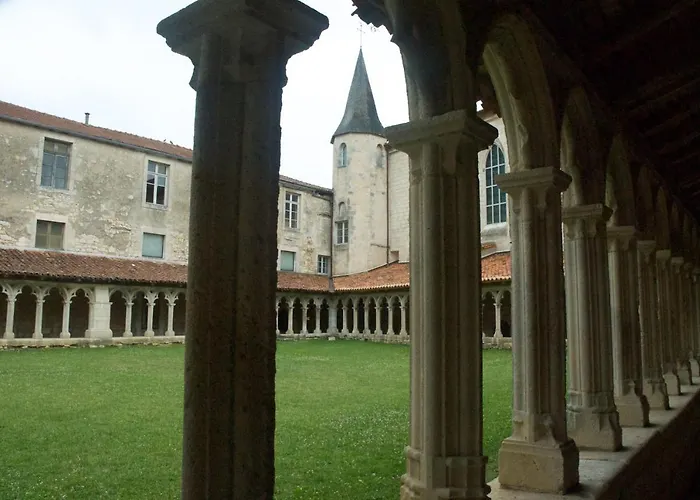 Le Clos Des Cedres Bed & Breakfast La Rochefoucauld